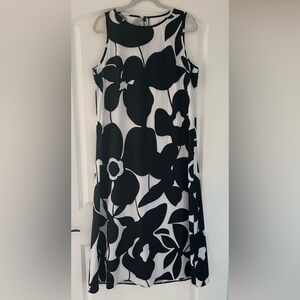 BOLD BLACK AND WHITE PRINT SLEEVELESS DRESS